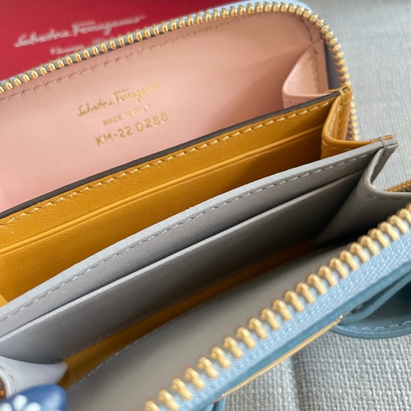 Salvatore Ferragamo Bow Cardholder - Picture 6 of 10